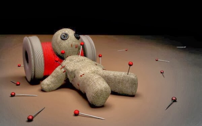 Riti voodoo e frasi ingiuriose contro vicini di casa: 50enne arrestato ad Acireale