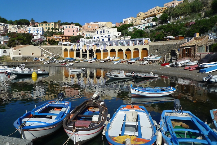 Un boato e poi una colonna d'acqua in mare ad Ustica: svelato il mistero