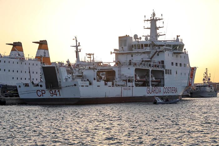 Migranti, nave Diciotti "guarda" la Sicilia ma Salvini la stoppa: &laquo;Approdi a Malta&raquo;