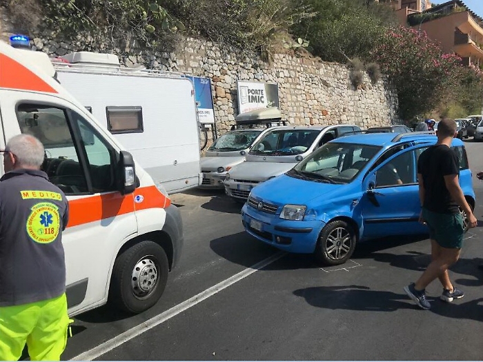 Falciati da un'auto a Taormina, amputato un piede ad una ventenne
