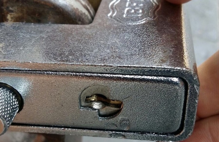 Palermo, attak nei lucchetti di farmacia ancora chiusa a pubblico 