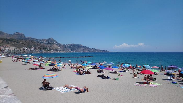 Giardini Naxos senza i vu' cumpr&agrave;, operativo il piano "Spiagge sicure"