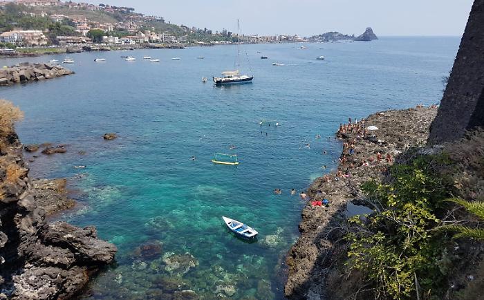 Aci Castello, scarico "sospetto": ampliato il divieto di balneazione