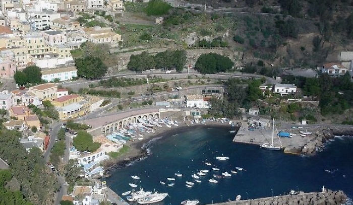 Forte boato, colonna d'acqua dal mare e odore di zolfo: cosa sta accadendo ad Ustica?  