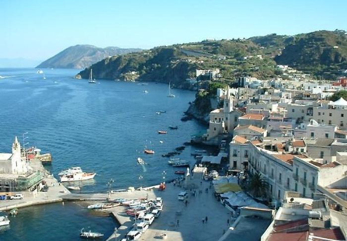 Lipari, rapina in banca affollata di clienti 