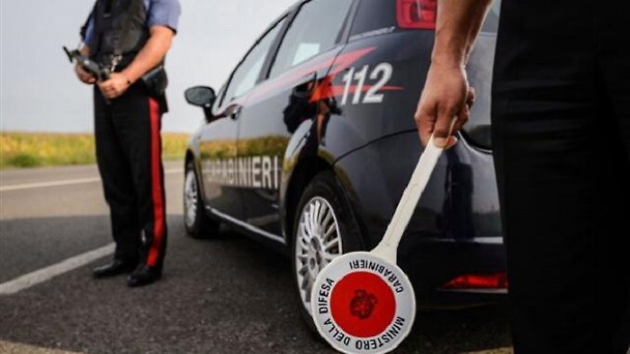 Mascali, non si ferma ad alt Cc e fugge: "Me lo ha detto il mio defunto marito"