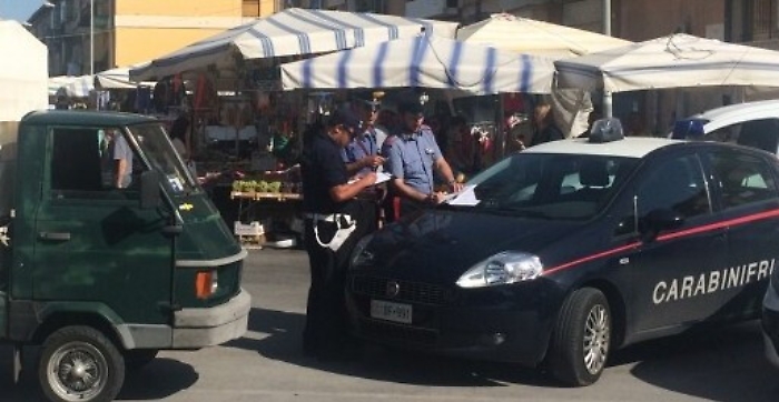 Vestiti, accessori e alimenti nel mercato abusivo e del falso a Siracusa