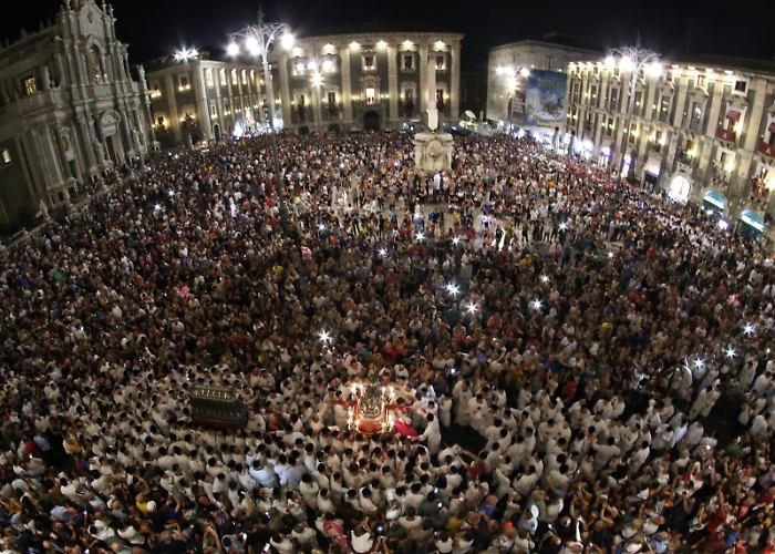 Sant&rsquo;Agata d'agosto: un fiume di devoti pronto a stringersi alla patrona