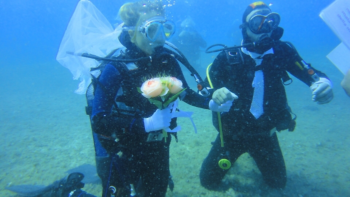 Clara e Antonio, sposi sott'acqua &laquo;Ci siamo detti s&igrave; in profondit&agrave;...&raquo;