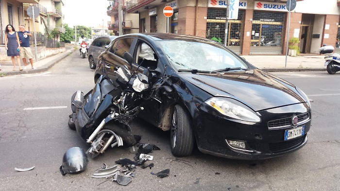 Mascali, in sella al suo scooter contro portiera di un'auto: giovane in codice rosso