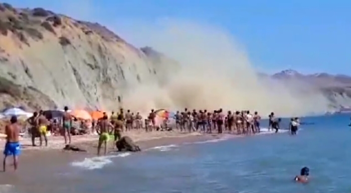 Crolla sulla spiaggia pezzo costone Zingarello: fuggi fuggi tra i bagnanti