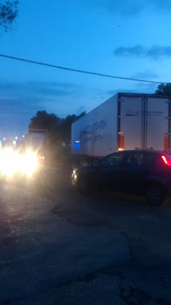 Catania, zona industriale: autocarro perde il rimorchio. Nessun danno