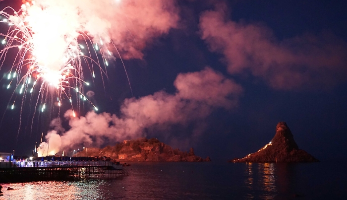 Aci Trezza, la splendida baia dei Faraglioni illuminata dalla Madonna