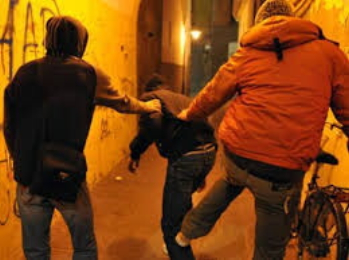 Palermo, negozio gli fa concorrenza Intimata chiusura, pestano titolare 