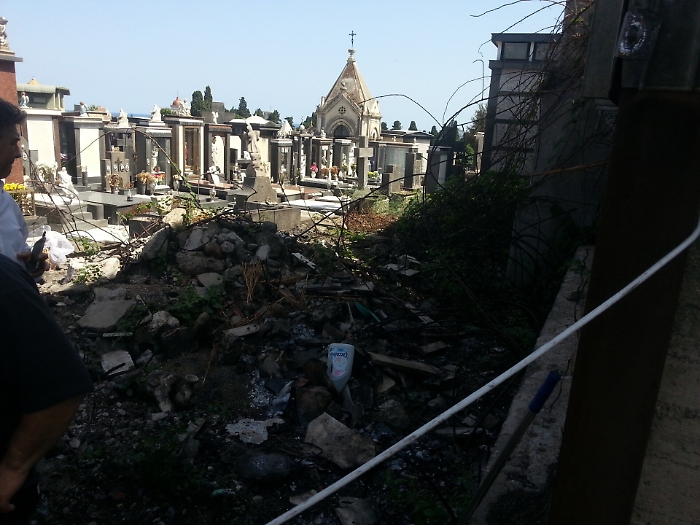 Catania, cimitero "incubo" per i vivi: tombe, lapidi e muri laterali cadenti