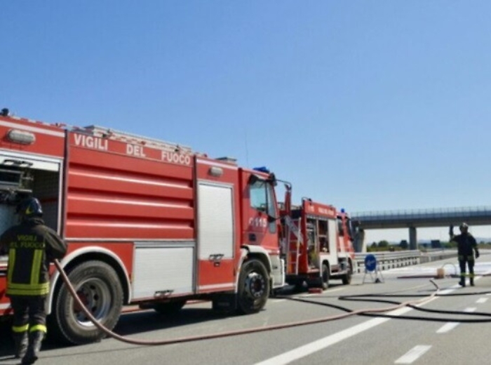 Fumo dal vano motore, paura su un bus turistico lungo la A18