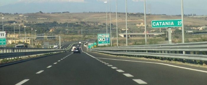 Con auto rubata fugge a inseguimento Polizia per 60 km: bloccato a Siracusa