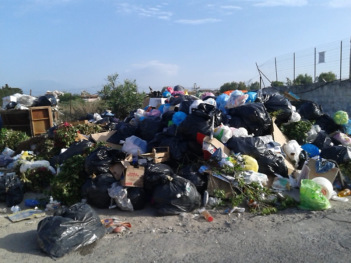 Vaccarizzo , via Occhiobello: la stagione &egrave; finita ma la spazzatura rimane