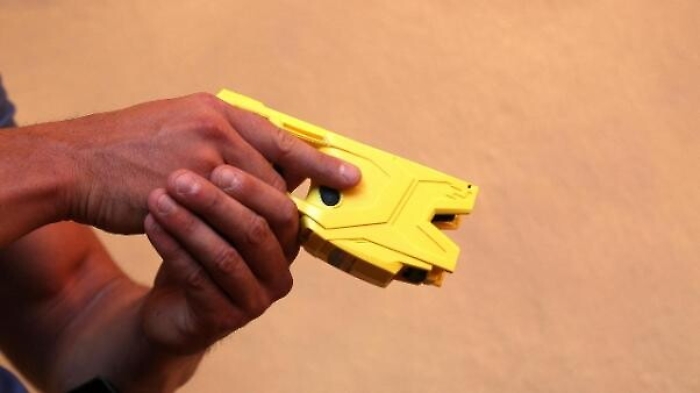 Catania, per strada molestava i passanti, &ldquo;dissuaso&rdquo; grazie al Taser