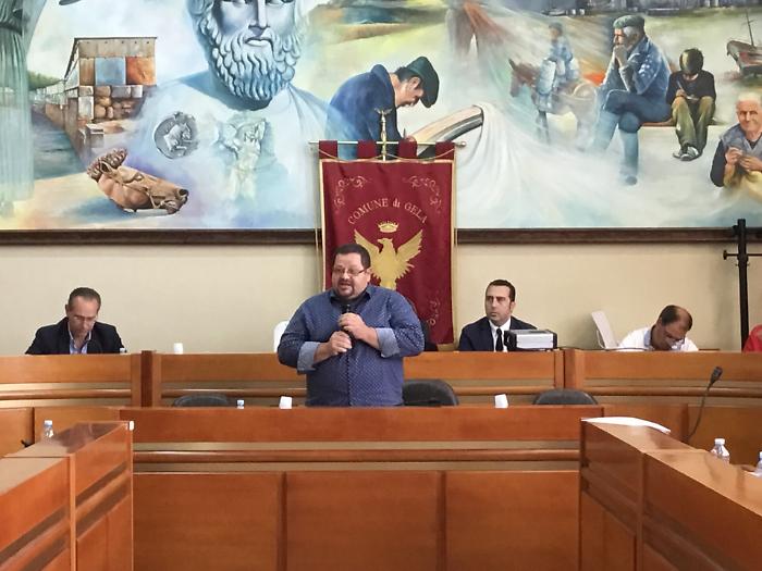 Gela, malore del sindaco durante il dibattito per la sfiducia: arriva l'ambulanza