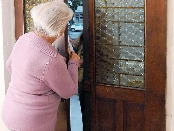 Caltagirone, &laquo;Le doniamo dei soldi&raquo; e cos&igrave; truffano "nonnine ingenue"...