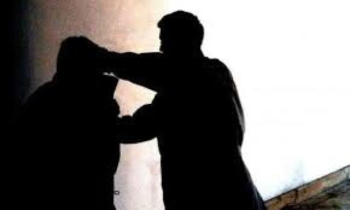 Invita a non chiedere soldi ai clienti ma il risultato &egrave; che viene picchiato