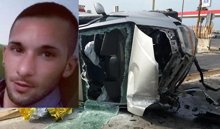 Vittoria, auto contro palo della luce: muore giovane di 23 anni