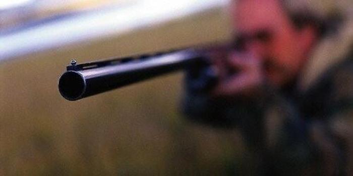 La rissa dopo l&rsquo;incidente, colpi di fucile contro un giovane