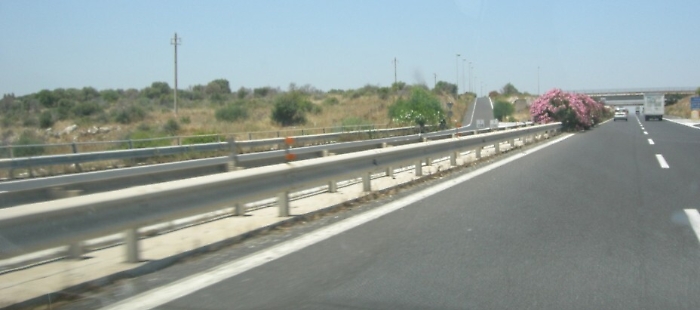 Con l'auto contro guardrail sulla statale 114: muore 65enne di Avola