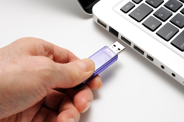 Trapani,  carabinere inserisce pendrive ma era esplosiva: e perde tre dita di una mano