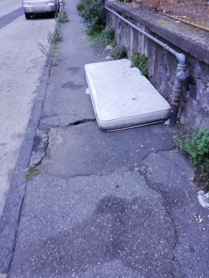 Catania, Via Armando Diaz: materasso abbandonato sul marciapiede