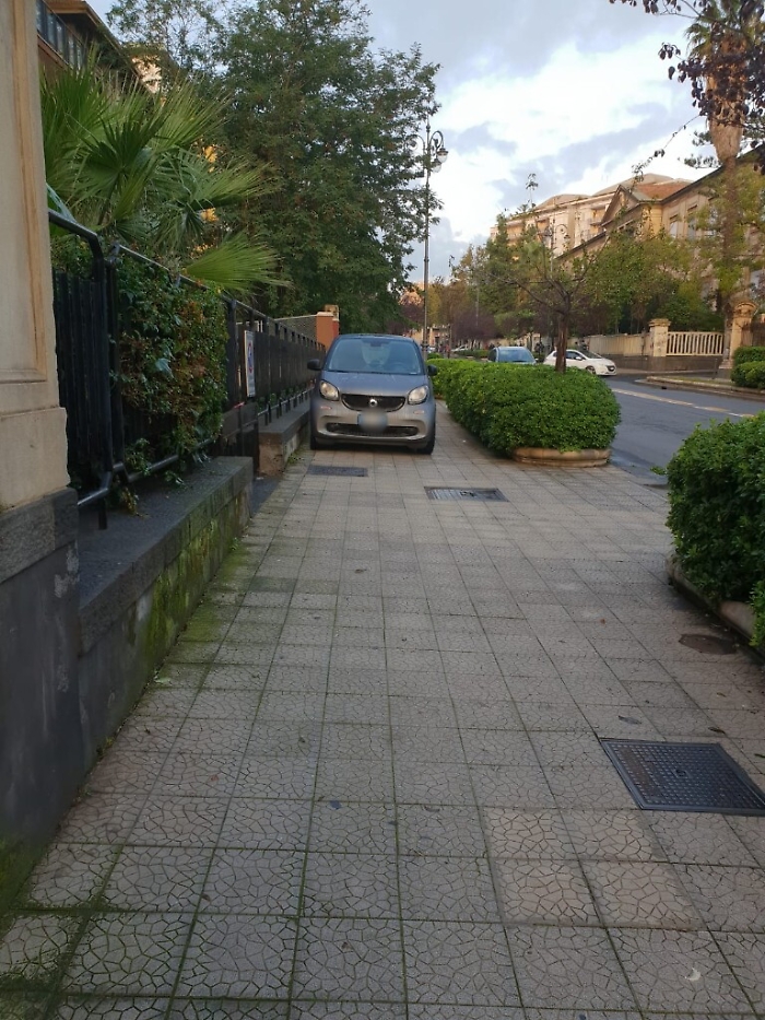 Catania, Viale Regina Margherita: parcheggio privato su spazio pubblico
