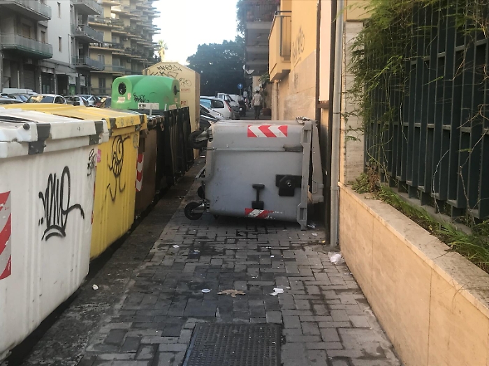 Catania, in via Lavaggi arrivano nuovi cassonetti. Ma i vecchi restano sul marciapiedi
