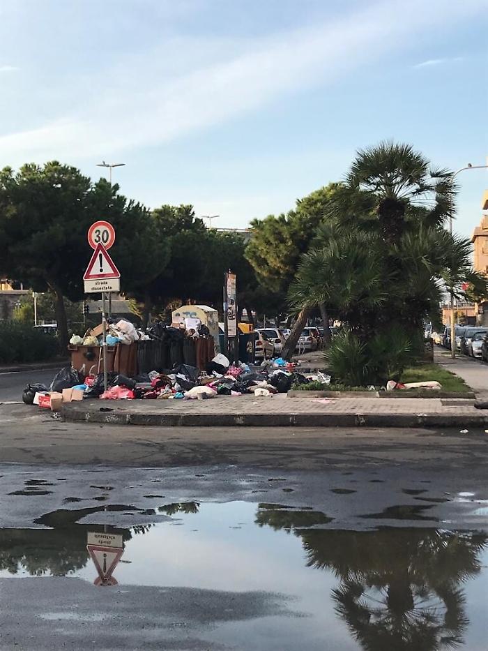 Catania, Viale Africa angolo Via Gorizia: "Emergenza rifiuti"