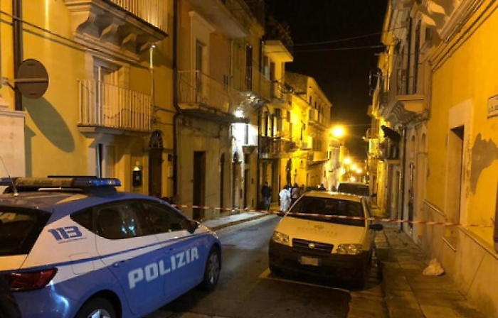 Donna uccisa a Ragusa, si cerca l'arma del delitto