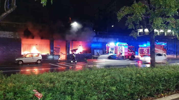 Catania, rogo illumina il lungomare: brucia casolare ma si evita il peggio