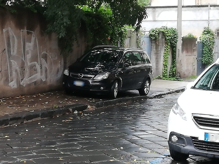 Catania: auto in sosta sul marciapiede in Via Morosoli