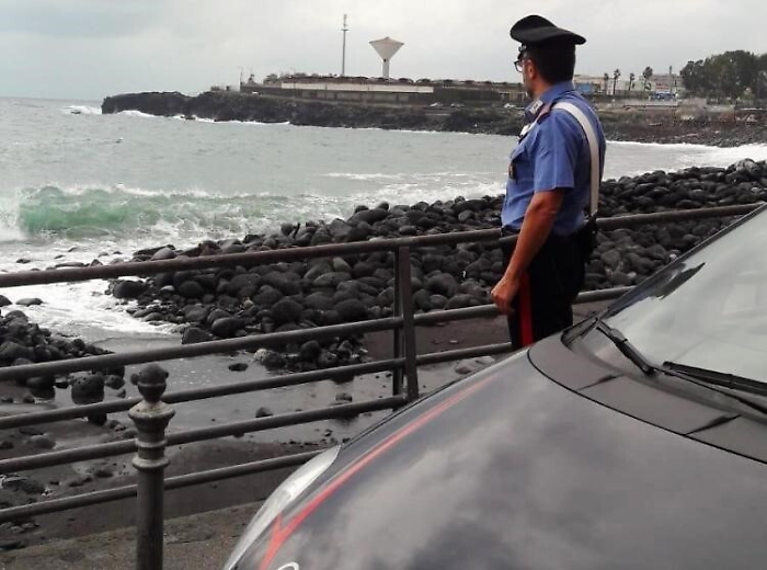 Delusa in amore tenta di suicidarsi,  militari-angeli la salvano a Catania