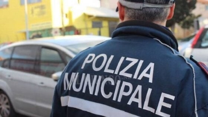 Cintura slacciata e zip abbassata davanti la scuola: denunciato