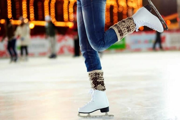 Natale sui pattini a Catania: piroette sul ghiaccio in piazza Universit&agrave; 