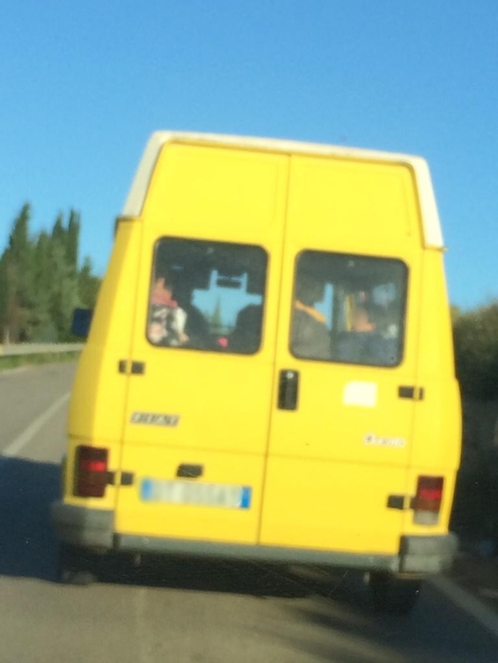 Leonforte: scuolabus sovraccarico di bimbi