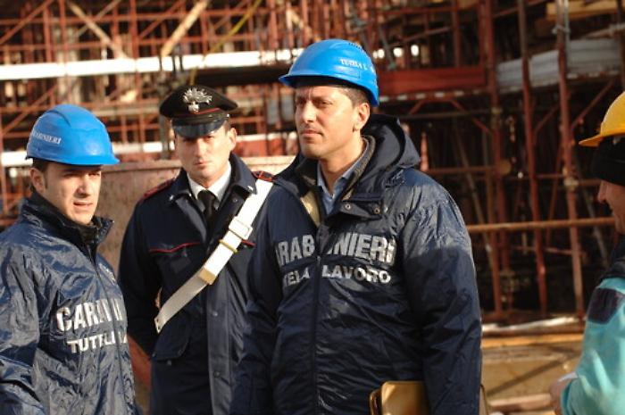 Scale fuorilegge e rischi caduta: sospesi i lavori al cimitero di Sciacca, nei guai ditta edile