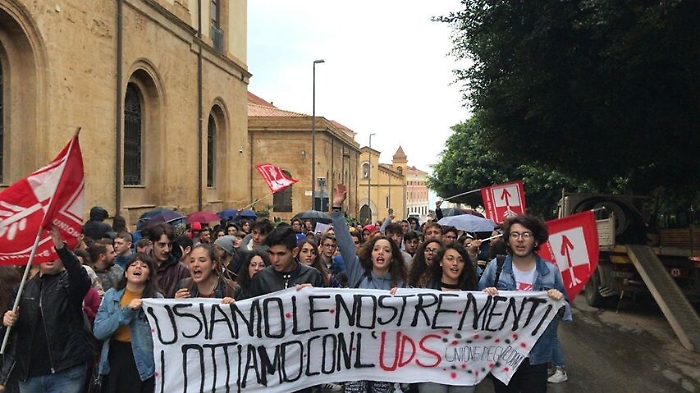 Studenti siciliani in piazza: &laquo;La Regione faccia una legge per il diritto allo studio&raquo;