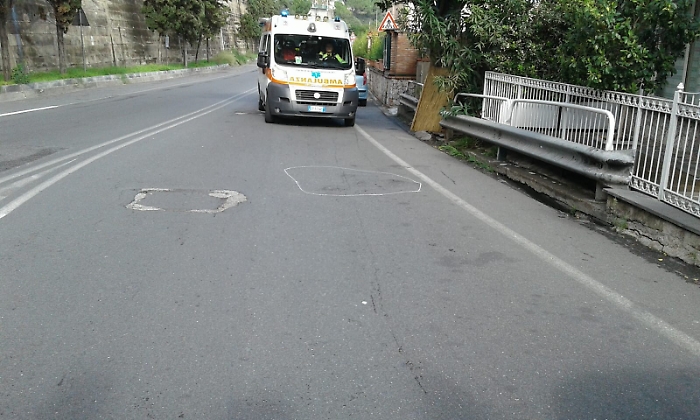 Ciclista cade per asfalto sconnesso, vigile urbano in ospedale lo multa