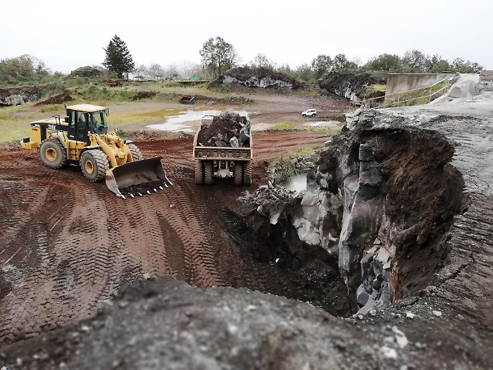 Sull'Etna cava abusiva di basalto con mezzi all'opera: sigilli del Noe