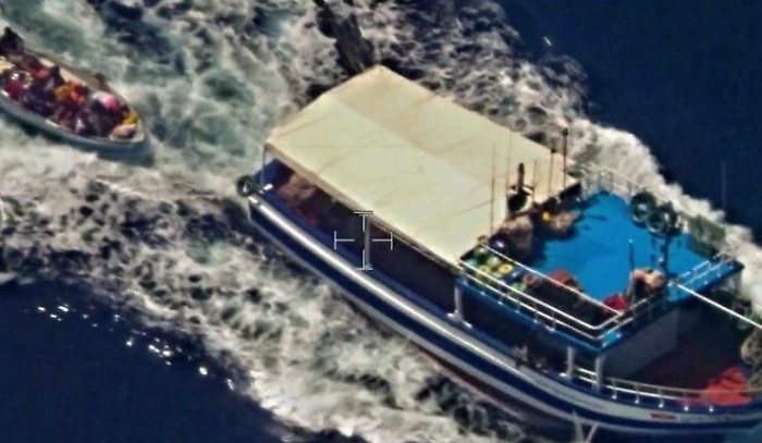 Agrigento, fermato peschereccio che trainava barca di migranti