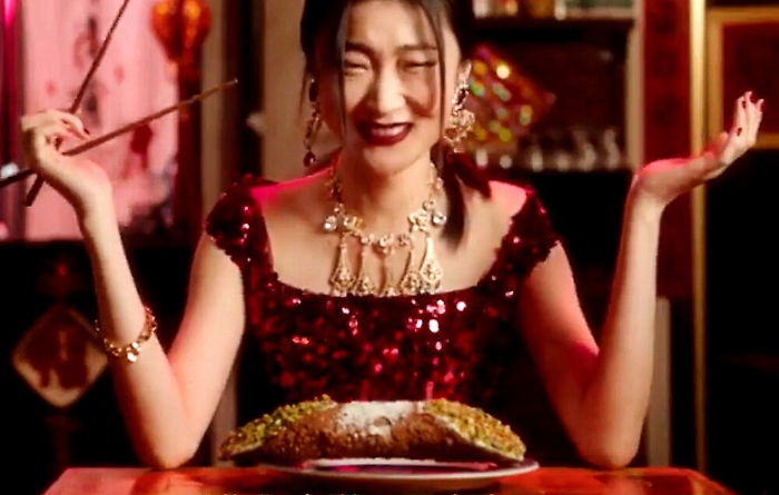 SE LO DEVONO AMMUCCARE QUESTO CANNOLO...