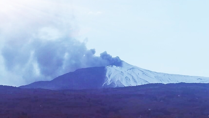 "Oggi l'Etna ha cambiato look" Poesia di un lettore per l'amato vulcano