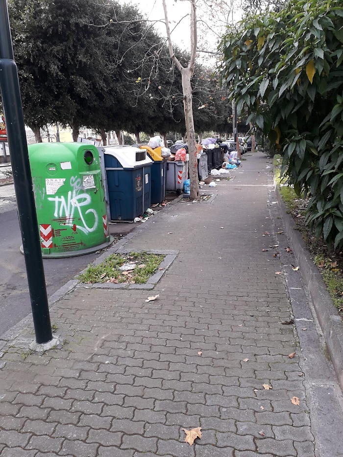 Catania: Viale M. Polo, cassonetti ancora pieni alle 10 del mattino