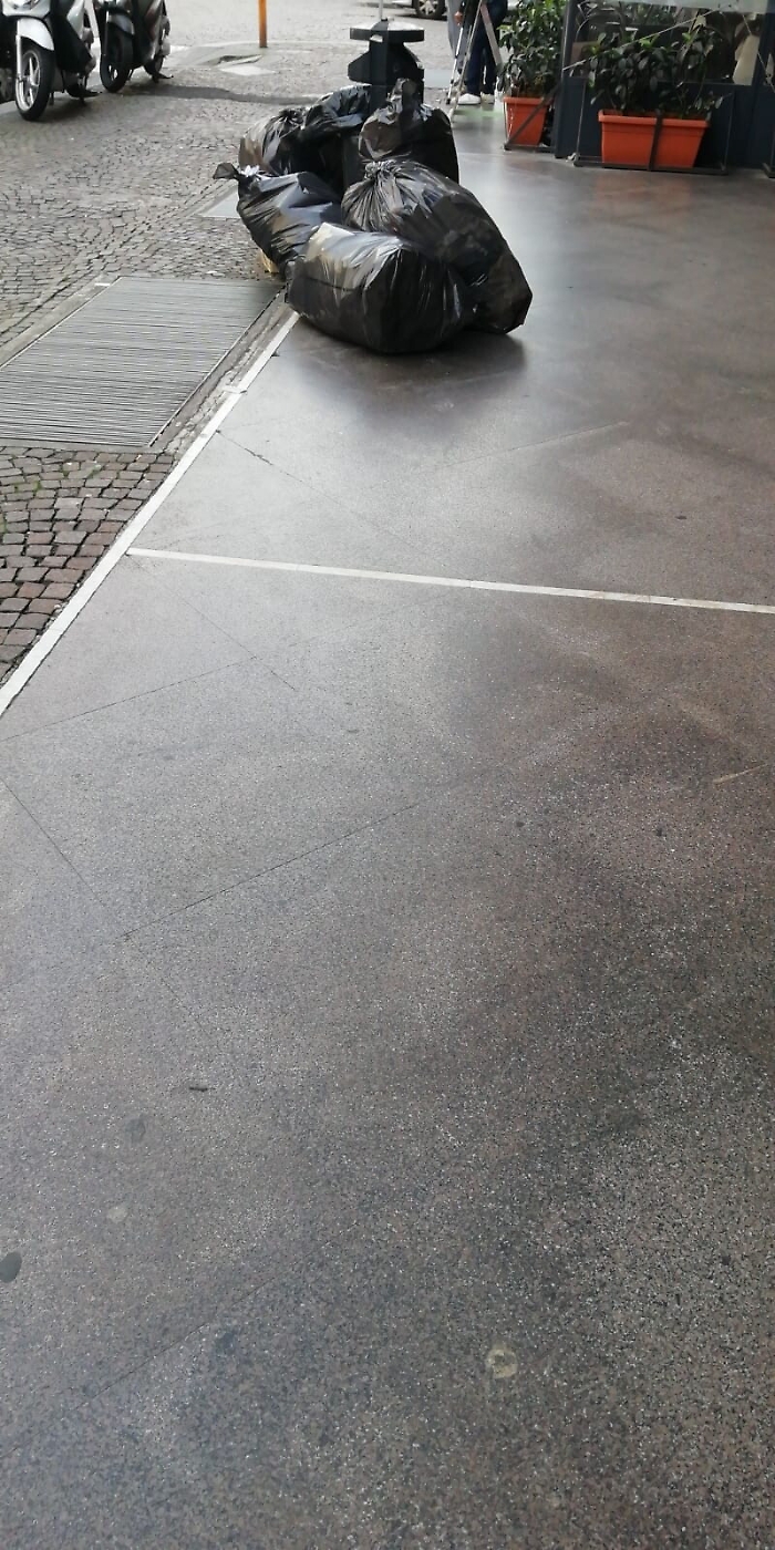 Catania: sacchi dell'immondizia in bella mostra al Corso Sicilia